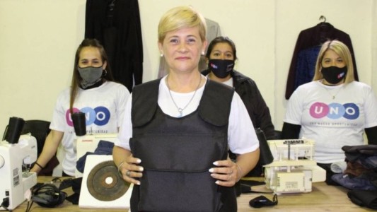 Precandidata a concejal reparte chalecos antibalas para proteger a vecinos de los sicarios