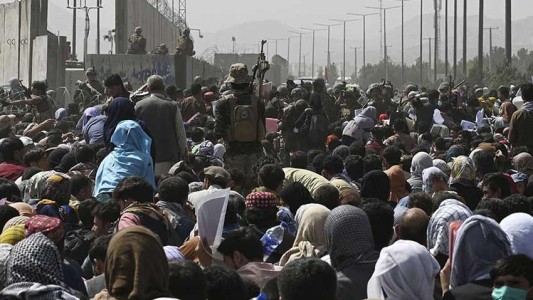 Siete muertos en el caos del aeropuerto de Kabul en medio de la huida de Afganistán