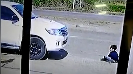 Video: atropelló con su camioneta a un nene que estaba sentado en la calle