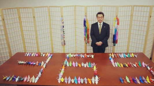 Un diplomático japonés furor en redes: hace una grulla de origami por día