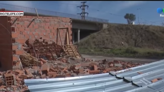 Demolieron 4 casa precarias: piden ayuda para las familias que quedaron en la calle