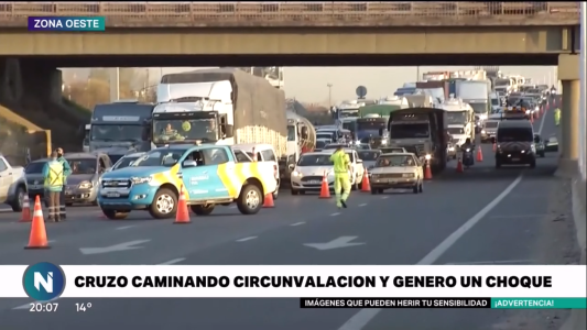 Una mujer intentó cruzar Circunvalación caminando y generó un choque en cadena