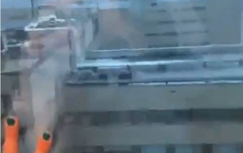 El momento en el que el huracán Ida arranca parte del techo de un edificio