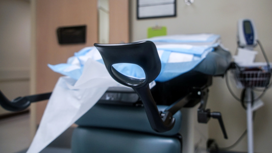 Biden promete defender derecho al aborto y denuncia ley "radical" en Texas