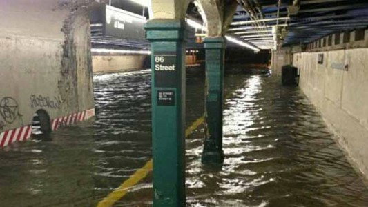 Videos impactantes: "cataratas" en el subte de Nueva York tras la tormenta Ida