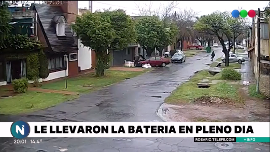 En bici y a media mañana, un hombre se robó una batería y dinero de un auto