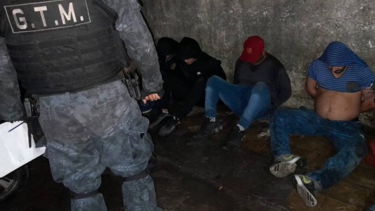 Llamaron a la Policía porque escucharon disparos y detuvieron a 4 hombres con armas de fuego
