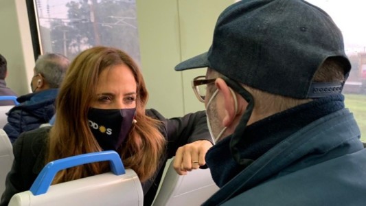 A días de las PASO, Tolosa Paz viajó en el tren Roca para hablar con los usuarios