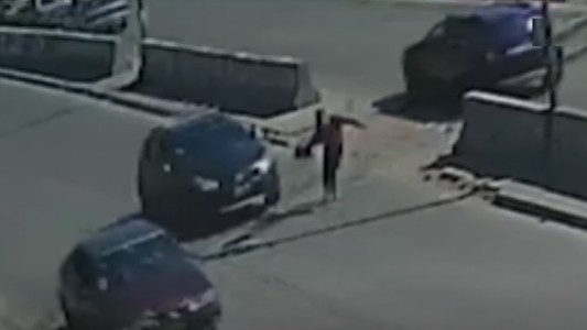 Video: robó, salió corriendo, lo atropellaron, se levantó y huyó