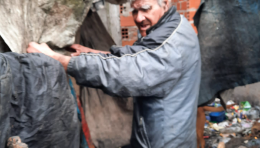 Operativo especial para ayudar a un adulto mayor que vive en situación precaria