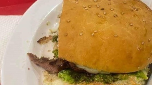 Encontró un dedo en la hamburguesa que estaba comiendo