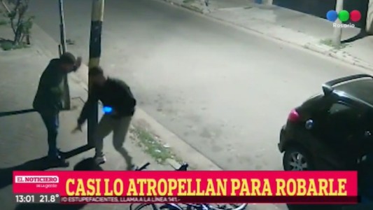 Video: le tiraron el auto encima para robarle el celular
