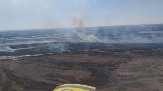 Apagaron incendios en las islas al sur de Rosario pero quedan focos en Santa Fe
