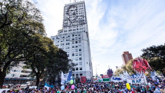 El poder de compra de los planes sociales cayó 23% en dos años, según un estudio