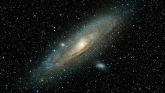 Astrónomos descubrieron una cavidad gigante en la Vía Láctea, rodeada de dos nebulosas