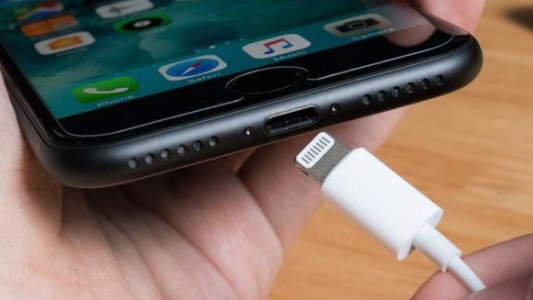 Impulsan que todos los teléfonos celulares tengan el mismo tipo de cargador: ¿se podrá lograr?