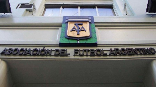 Allanamientos en la AFA y en cuatro clubes por una causa de supuesta evasión y lavado de dinero