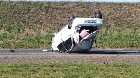 Espectacular siniestro vial en la autopista Rosario-Córdoba: vuelco y dos heridos