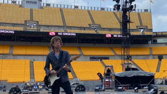 Mick Jagger visitó un bar lleno de fanáticos de los Rolling Stones, se tomó una cerveza y nadie lo reconoció