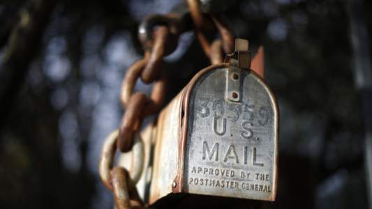 Arrestaron a una mujer por hacerse pasar por un miembro del Ku Klux Klan y amenazar vecinos