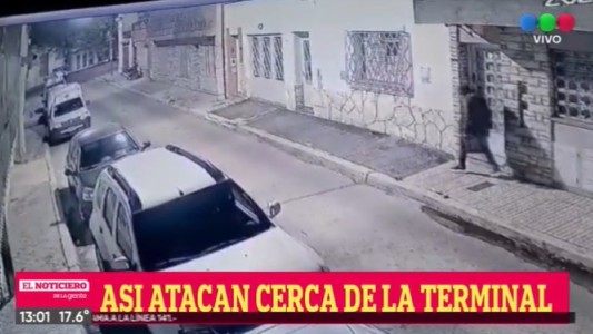 Video: así asaltaron a una mujer que caminaba en inmediaciones de la Terminal de Ómnibus