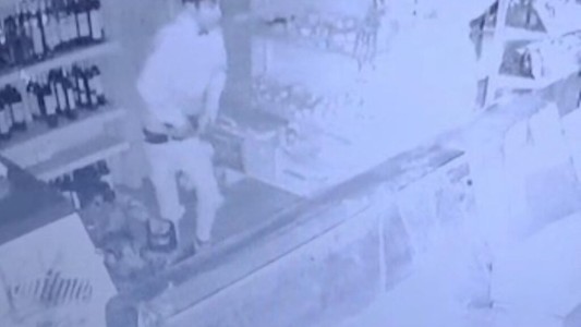 Adolescentes ingresaron a un autoservicio de Ruta 9 y robaron alcohol y cigarrillos