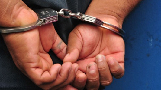 De película: un preso se escapó de un patrullero mientras era trasladado a la Jefatura de Policía de Rosario