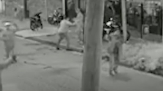 Fiesta clandestina: los denunciaron y apedrearon a los policías