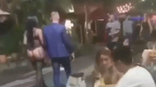 Colombia: piden deportar al holandés que paseó con una mujer en ropa interior y encadenada