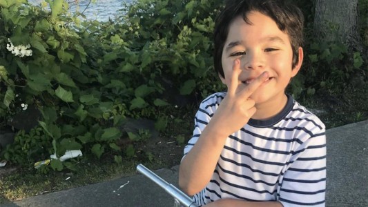 Detuvieron a una mujer por matar de hambre al hijo de 7 años su novio: el nene pesaba 15 kilos