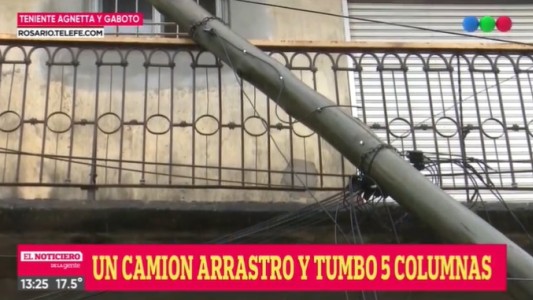 Un camión arrastró y tumbó 5 columnas de cables
