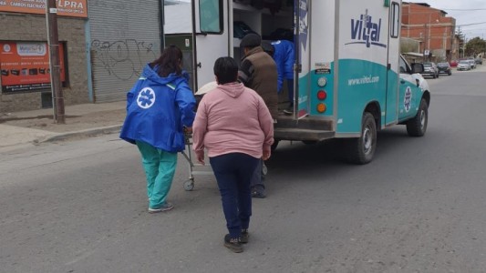 Video: a una ambulancia se le abrieron las puertas y perdió a un paciente en plena calle