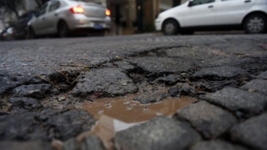 Calzada reducida en calle Santa Fe entre Mitre y San Martín por reparaciones