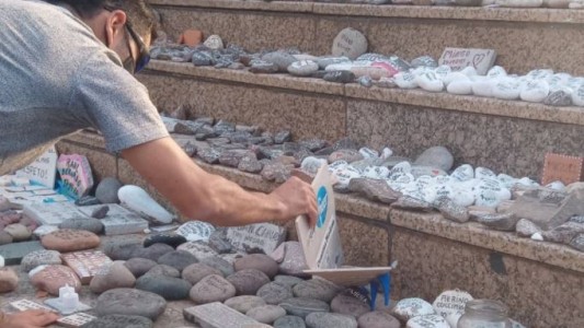 Juntos por el Cambio denunció que "una horda llena de odio" atacó el memorial por las víctimas del Covid en Plaza de Mayo