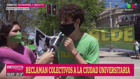 Ruidazo de estudiantes frente a la Siberia para que los colectivos lleguen hasta la universidad