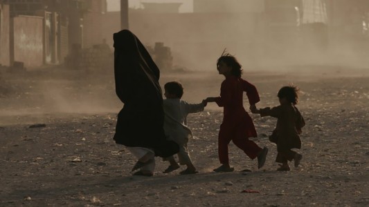 Familias de Afganistán venden a sus hijas para no morir de hambre