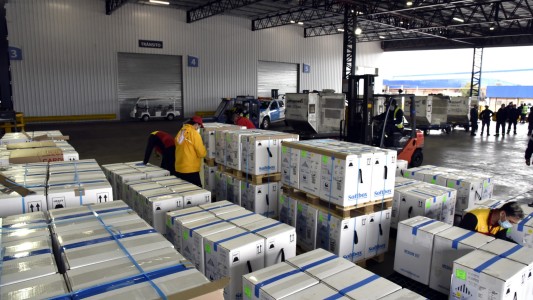 Arribó al país un embarque con 936.000 vacunas de Pfizer y mañana llegarán 687.960 dosis más