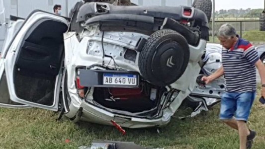 Tres hombres resultaron heridos tras un espectacular vuelco en la autopista Rosario-Buenos Aires