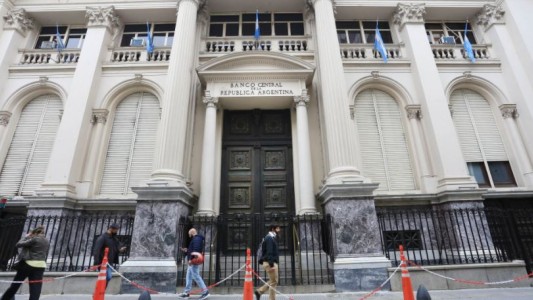 Dólar blue récord: el Banco Central prohibió a los bancos aumentar sus tenencias en dólares