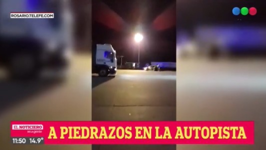 Tiran piedras en la autopista para frenarlos y robarles