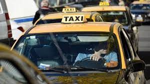 Taxistas reclaman un aumento frente al Concejo