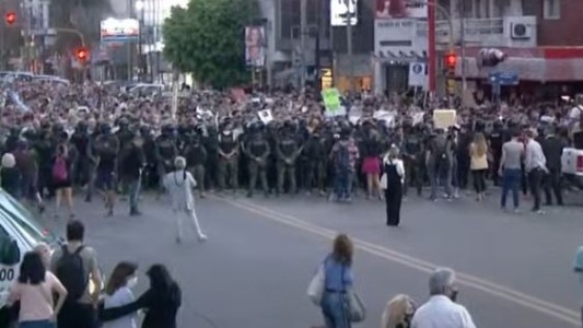 Masiva marcha por el crimen del kiosquero en Ramos Mejía: bronca, tensión y dolor