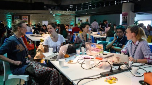 Lanzaron un hackathon sobre soluciones tecnológicas para combatir la violencia de género