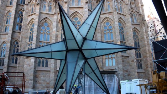 La Basílica de Sagrada Familia lleva 135 años de obra y avanza la terminación con una gran estrella de acero
