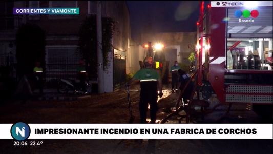 Durante la noche, continuaban las tareas en la fábrica incendiada de Corrientes y Viamonte
