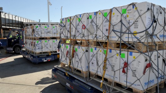 Arribó al país un embarque con 896.200 vacunas de Pfizer