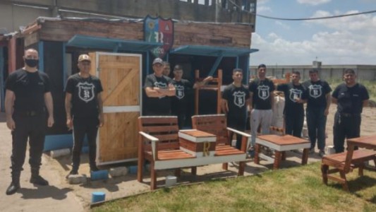 Presos bonaerenses fabricaron y donaron muebles a una familia que perdió todo en un incendio