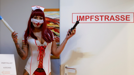 Un burdel ofrece "mujeres gratis" a quienes se vacunen contra el Covid-19