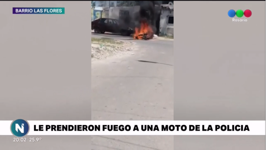 Policía dejó la moto en la entrada de un pasillo y cuando volvió la encontró prendida fuego