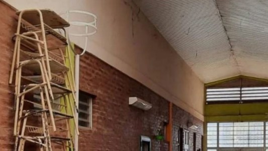 Intentó robar una escuela y quedó atrapado en el techo